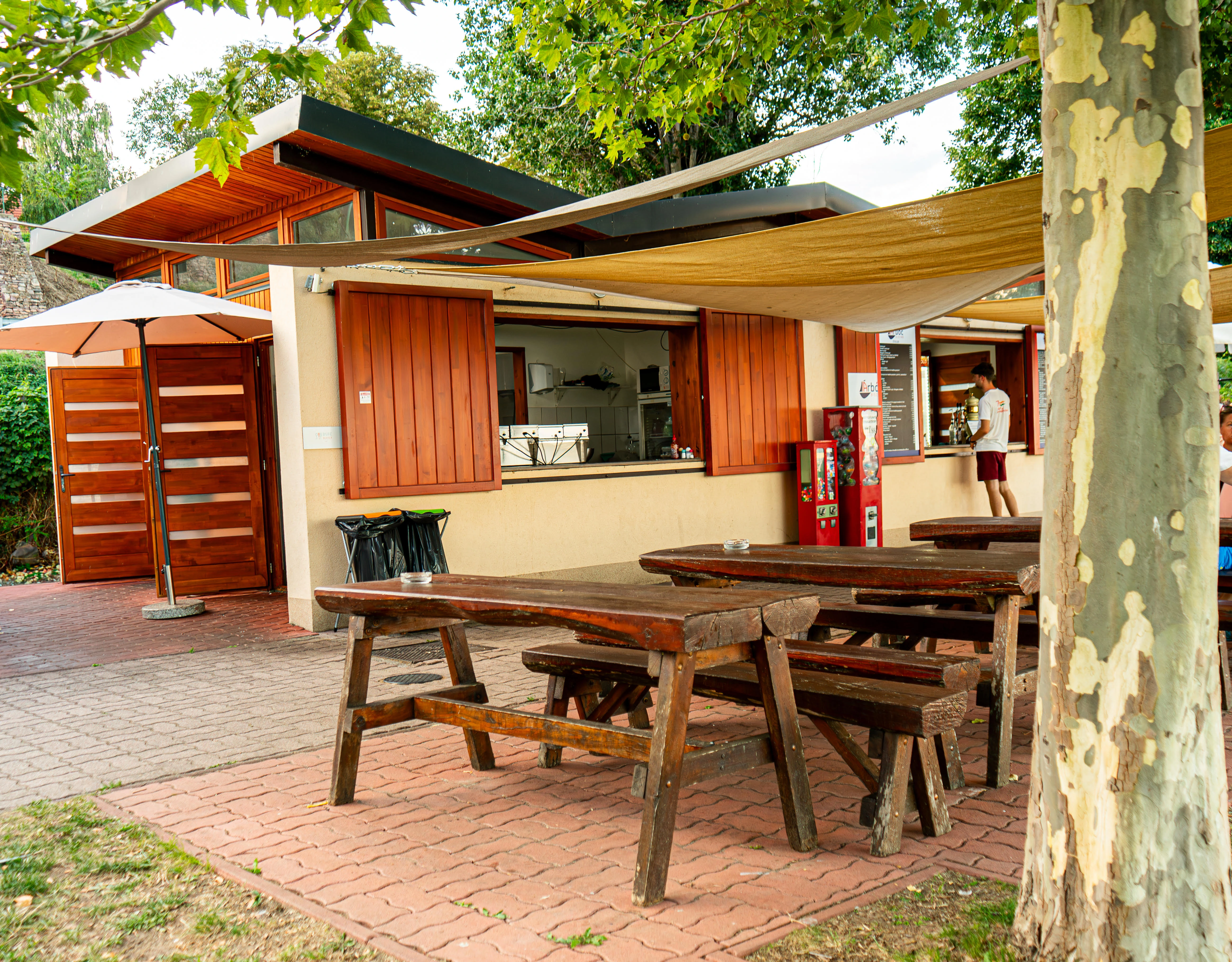 Árbóc Bisztró terrasz a balatonszepezdi Központi strandon
